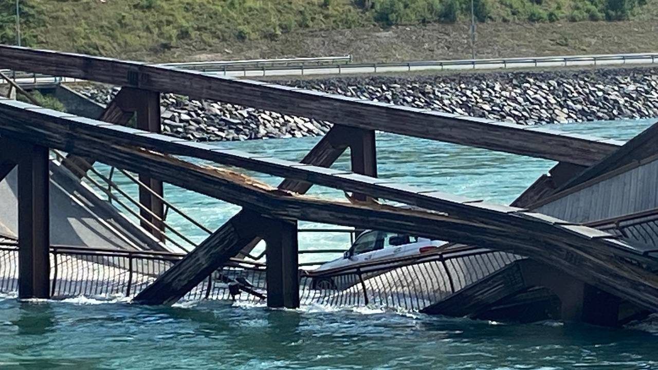 Sammenrast Tretten bru og bil som nesten ligger i vannet - fra vestsida
