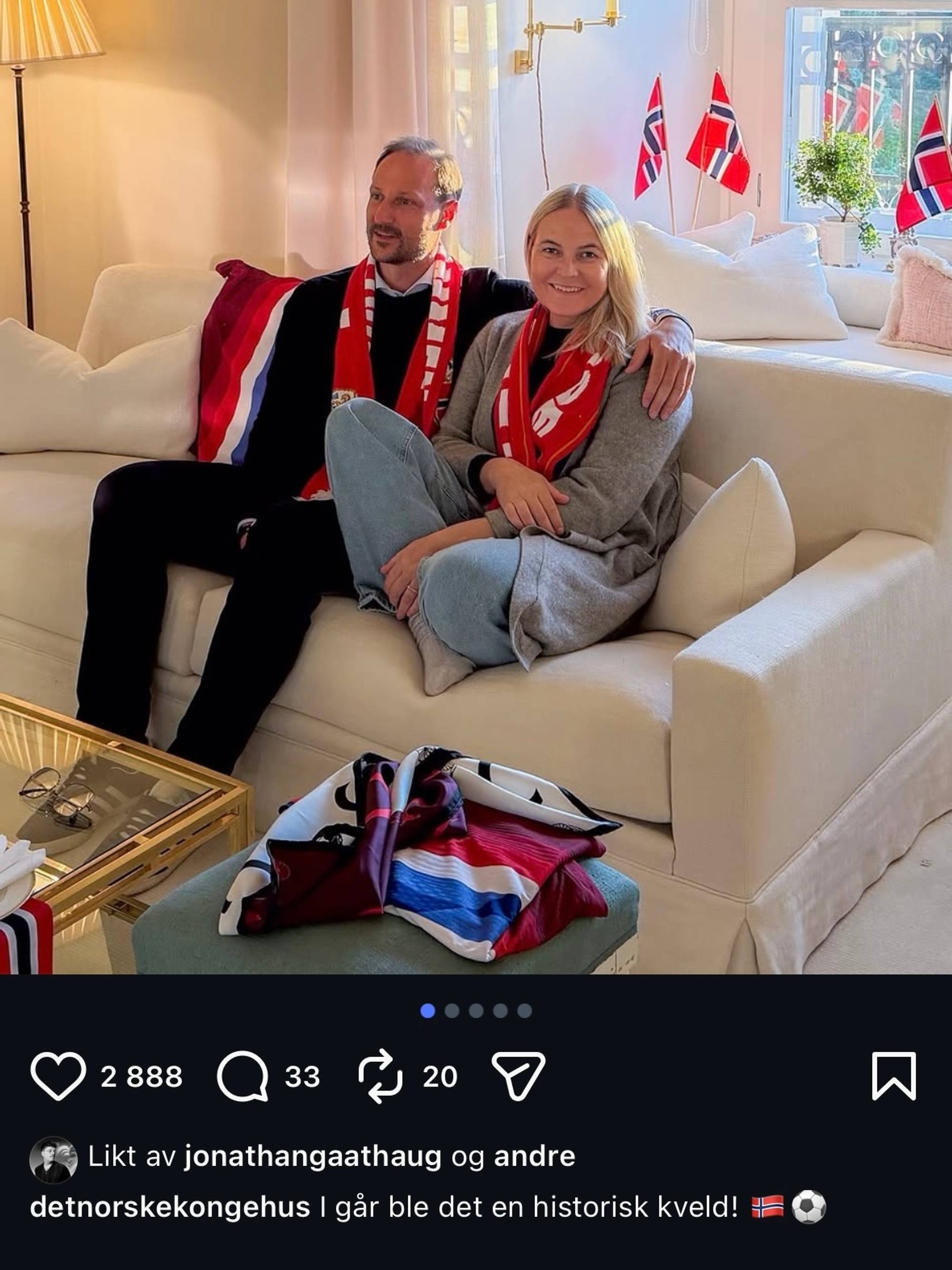Kornprinsparet sitt i ein sofa med norske supportereffektar