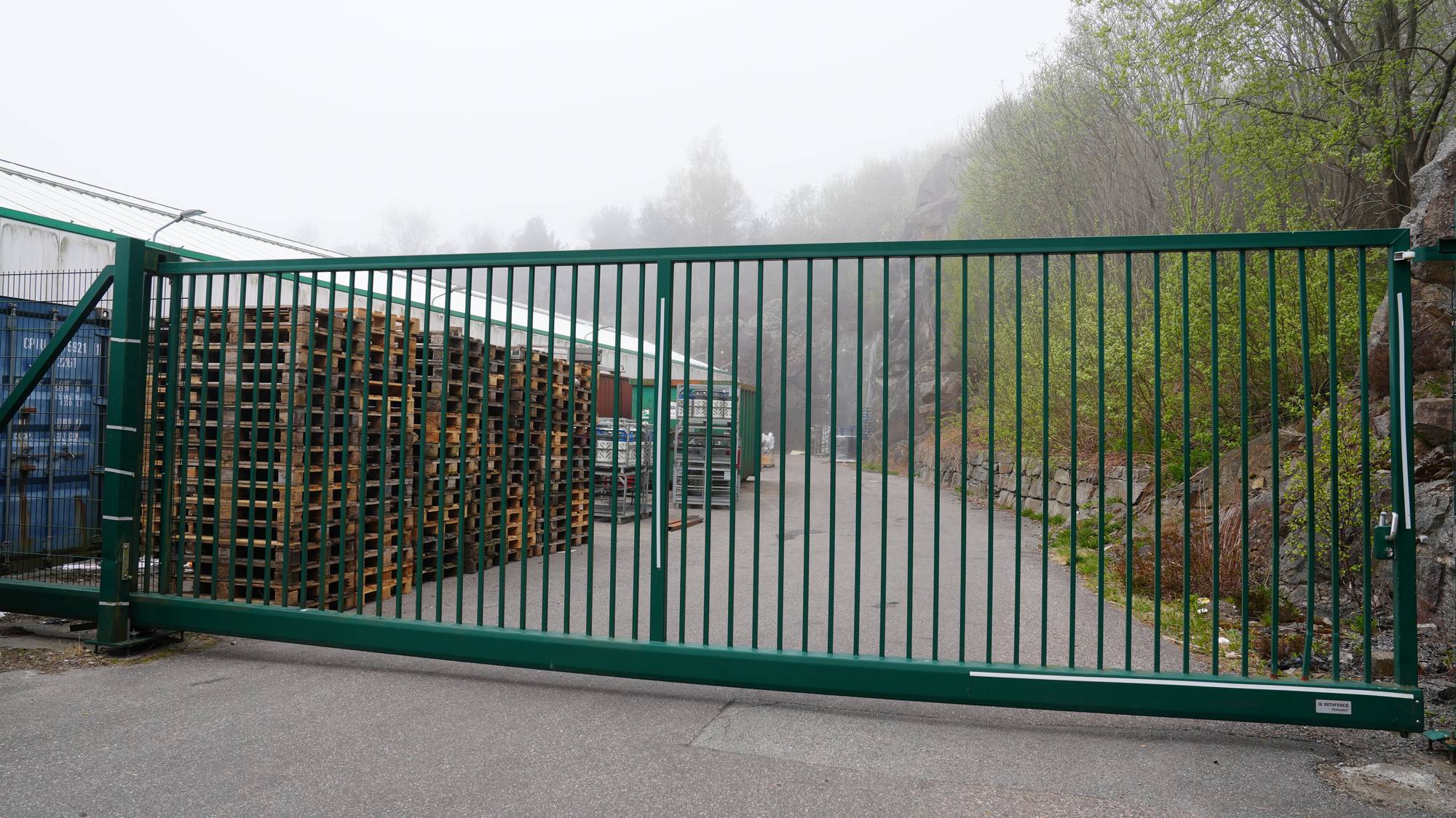 Bildet av en port utenfor en Plantasjen-butikk i Bergen. 