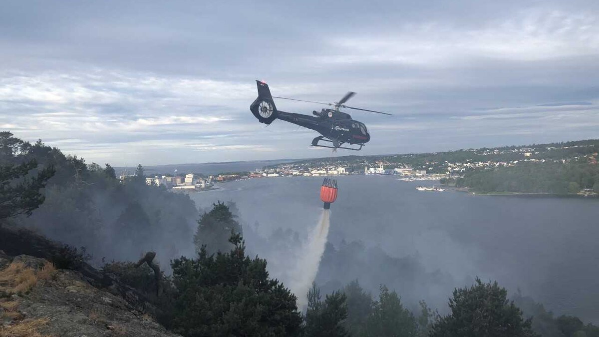 Brannhelikopter inn mot flammene i Moss