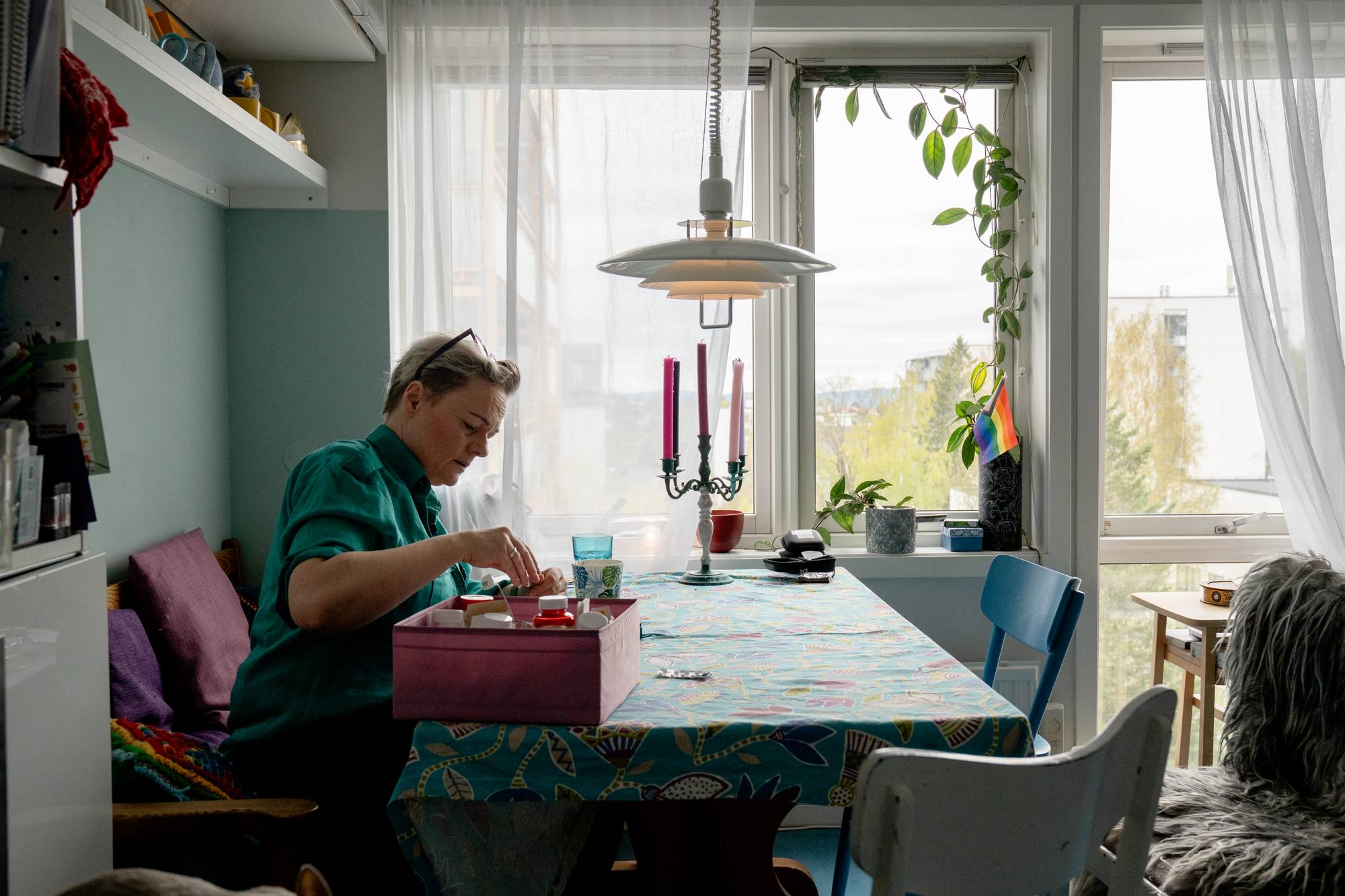 En kvinne med leddgikt sorterer sine medisiner for uken
