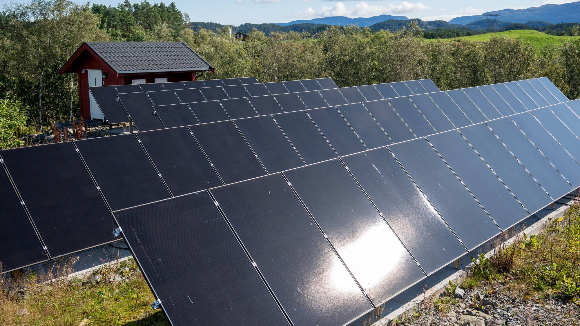 Ein gard med solceller, der det skal komma solcellepark. 