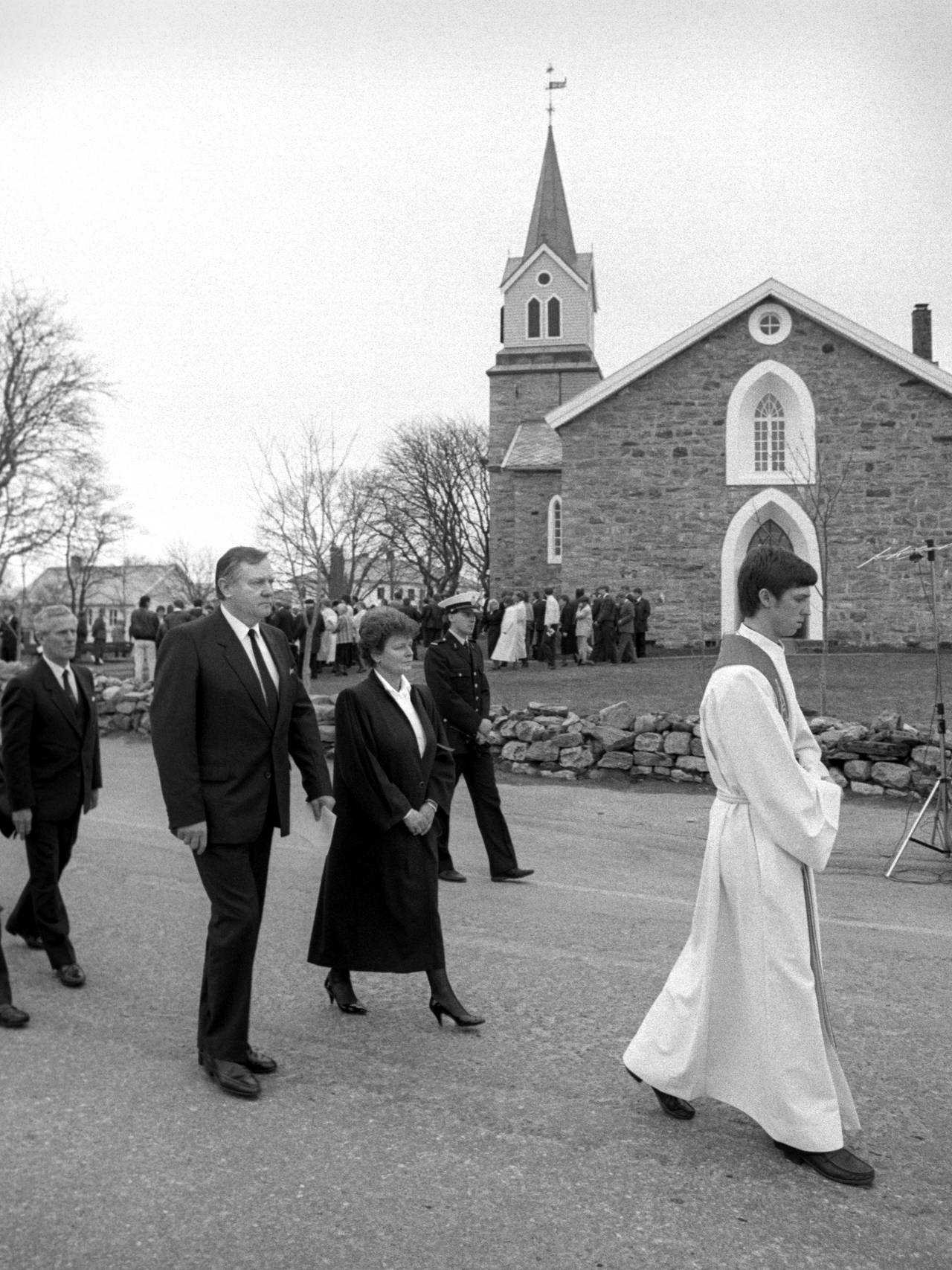 Minnegudstjeneste i Brønnøysund kirke etter flyulykken i Torghatten 6. mai 1988. Med statsminister Gro Harlem Brundtland, ordfører Harald Solbakk i Brønnøy kommune og biskop Fredrik Grønningsæter i spissen (her utenfor bildet).