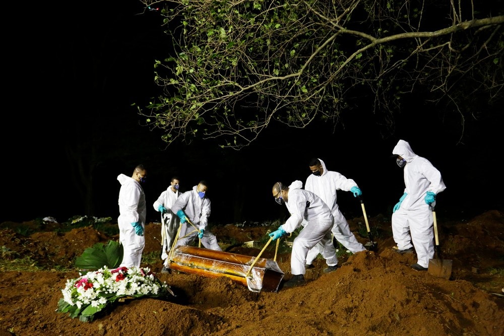 Graver opp gamle graver i Brasil for å få plass til covid-19-døde
