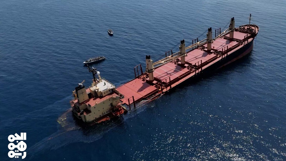 Forlatt britisk skip synker og lekker olje i Rødehavet