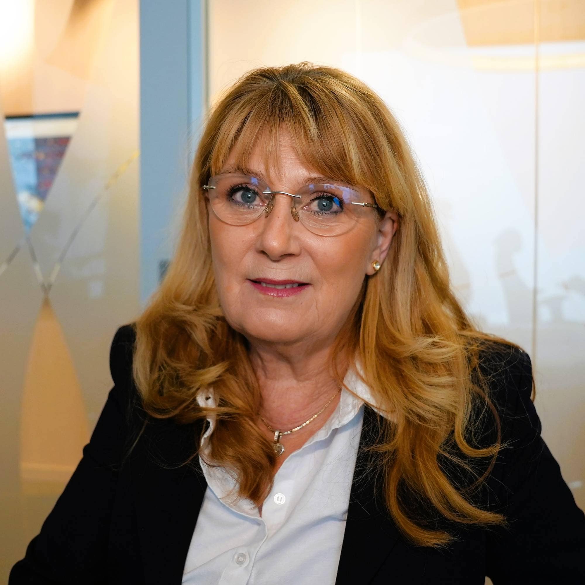 Statsforvalter Gina Lund i Agder vil stramme inn på konsesjonsbehandling av strandsone-saker. 