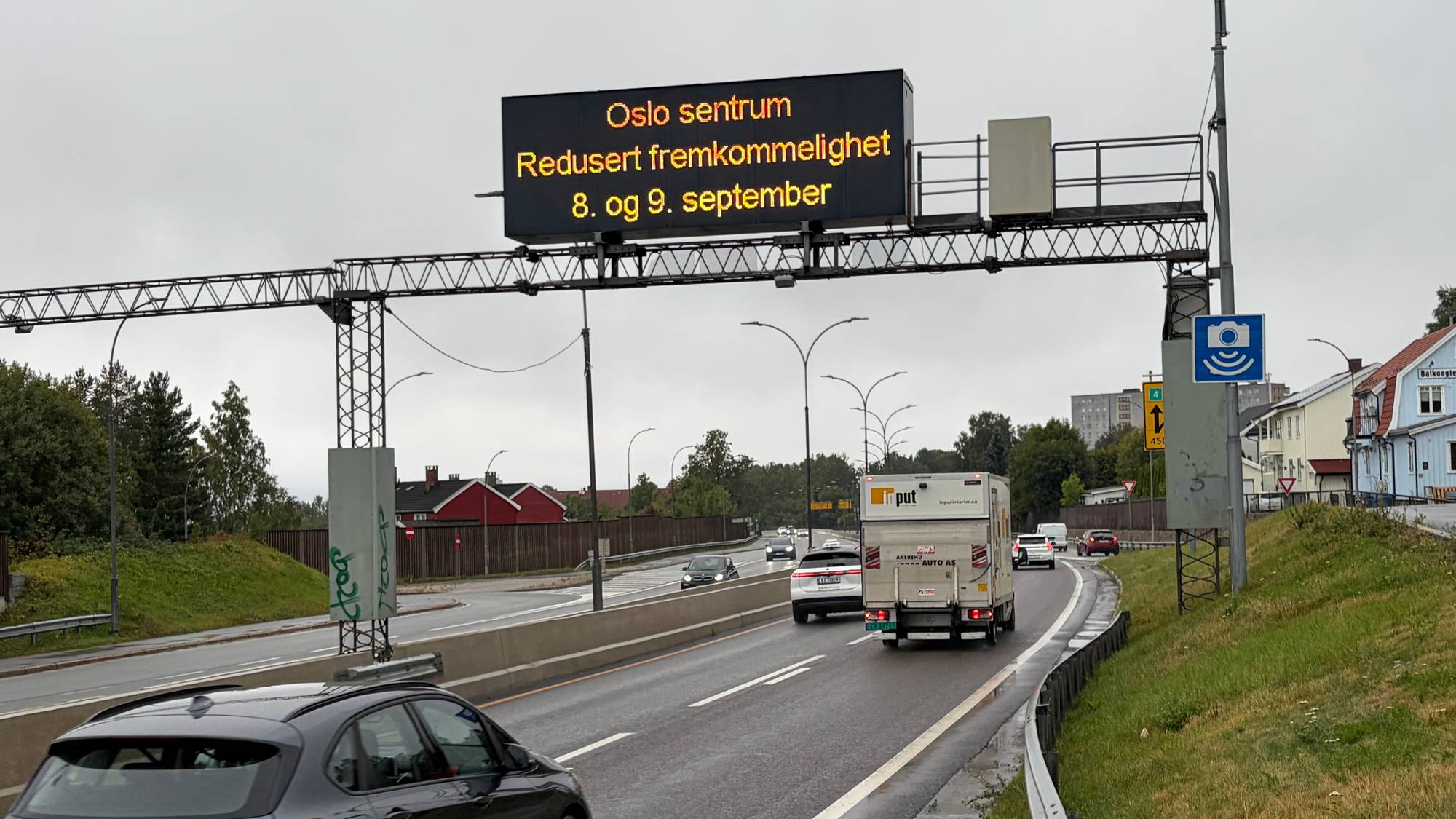 Digitalt skilt over vei varsler redusert fremkommelighet til Oslo sentrum 8. og 9. september. (Bildebeskrivelsen er laget av en KI-tjeneste)