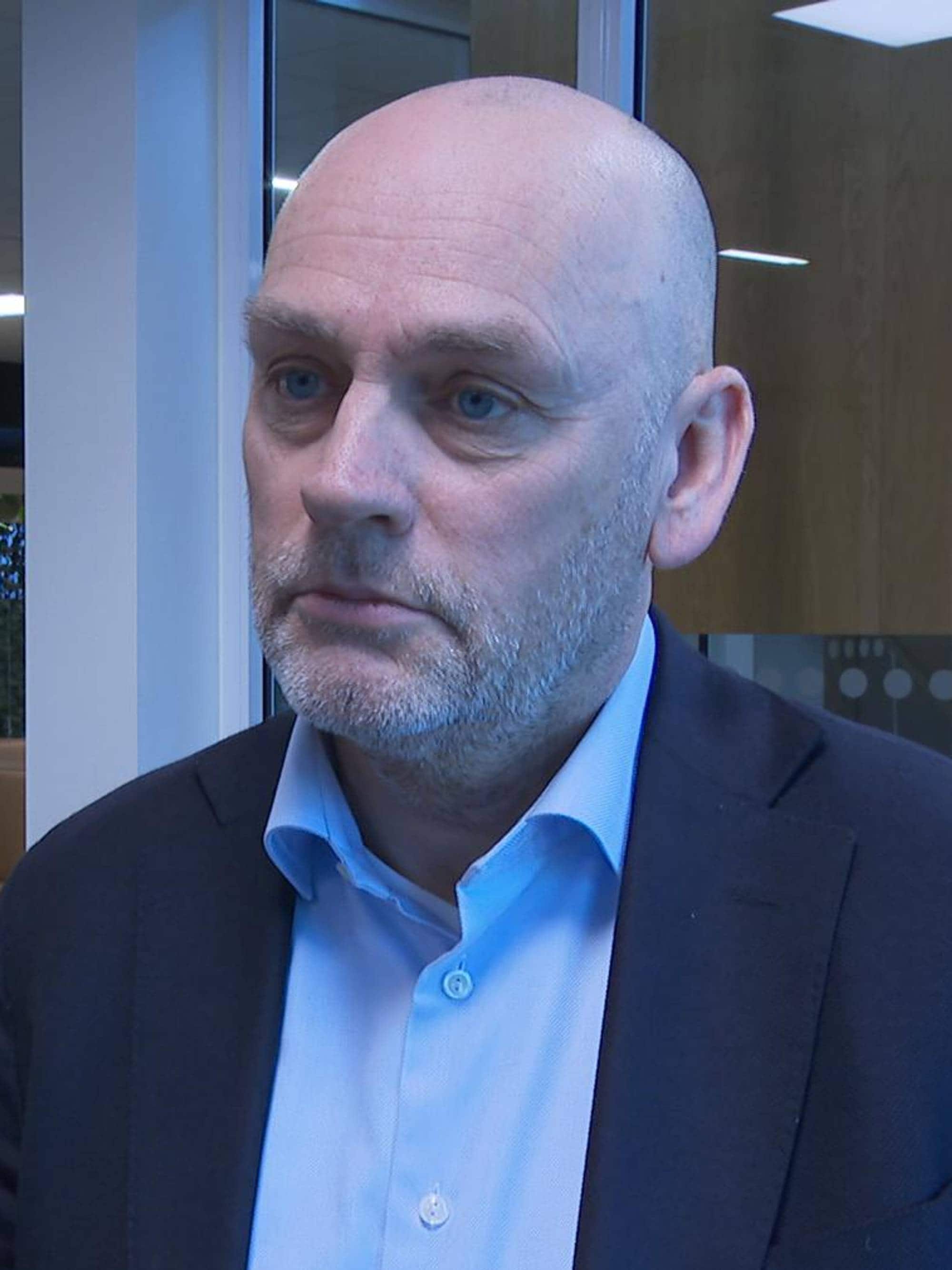 Administrerende direktør Bjørn Ivar Moen i Telia Norge blir intervjuet av NRK