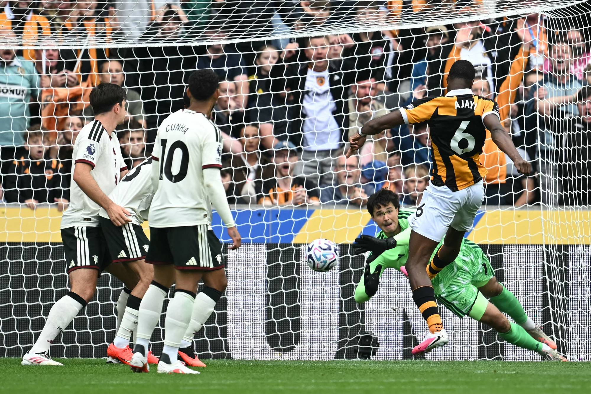 Hull-spiller Semi Ajayi scorer mål mot Manchester United foran publikum. (Bildebeskrivelsen er laget av en KI-tjeneste)