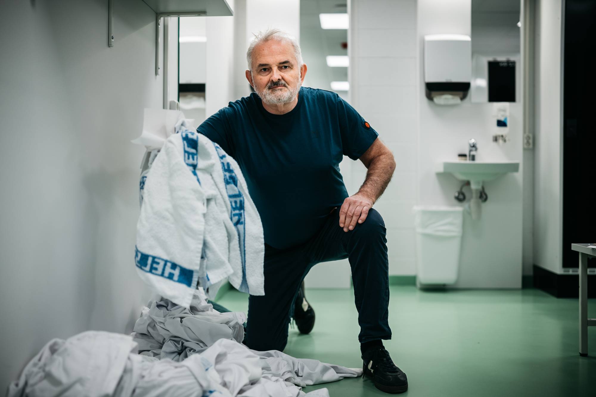 Mann holder skittentøyvask