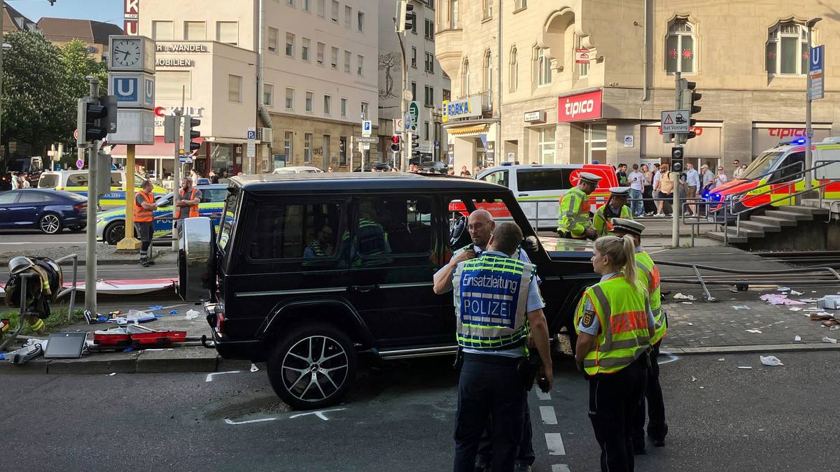 Bil inn i folkemengde i Stuttgart