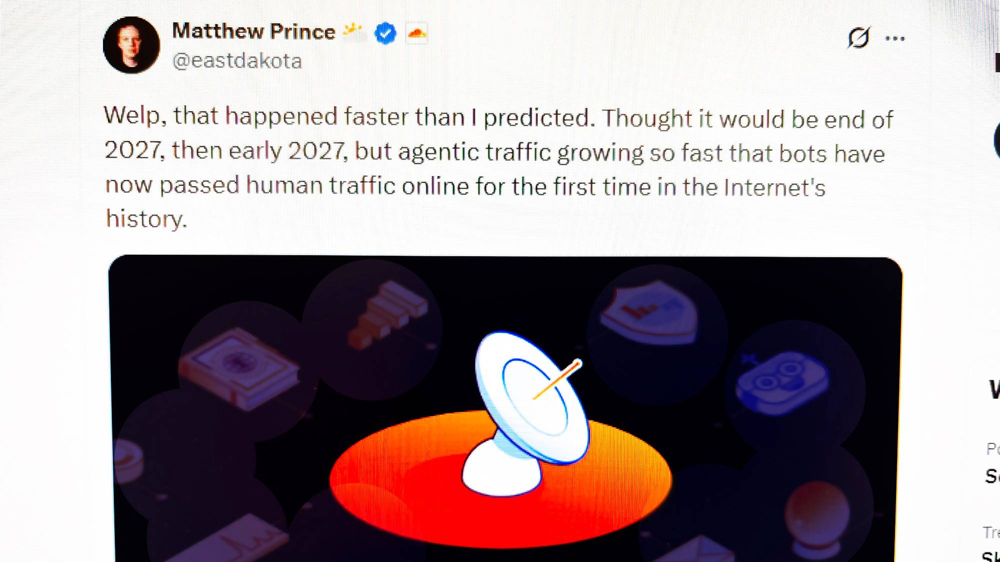 faksimile av innlegg på X, der direktøren i Cloudflare spår at ikke-menneskelig internett-trafikk vil være i majoritet fra 2027.