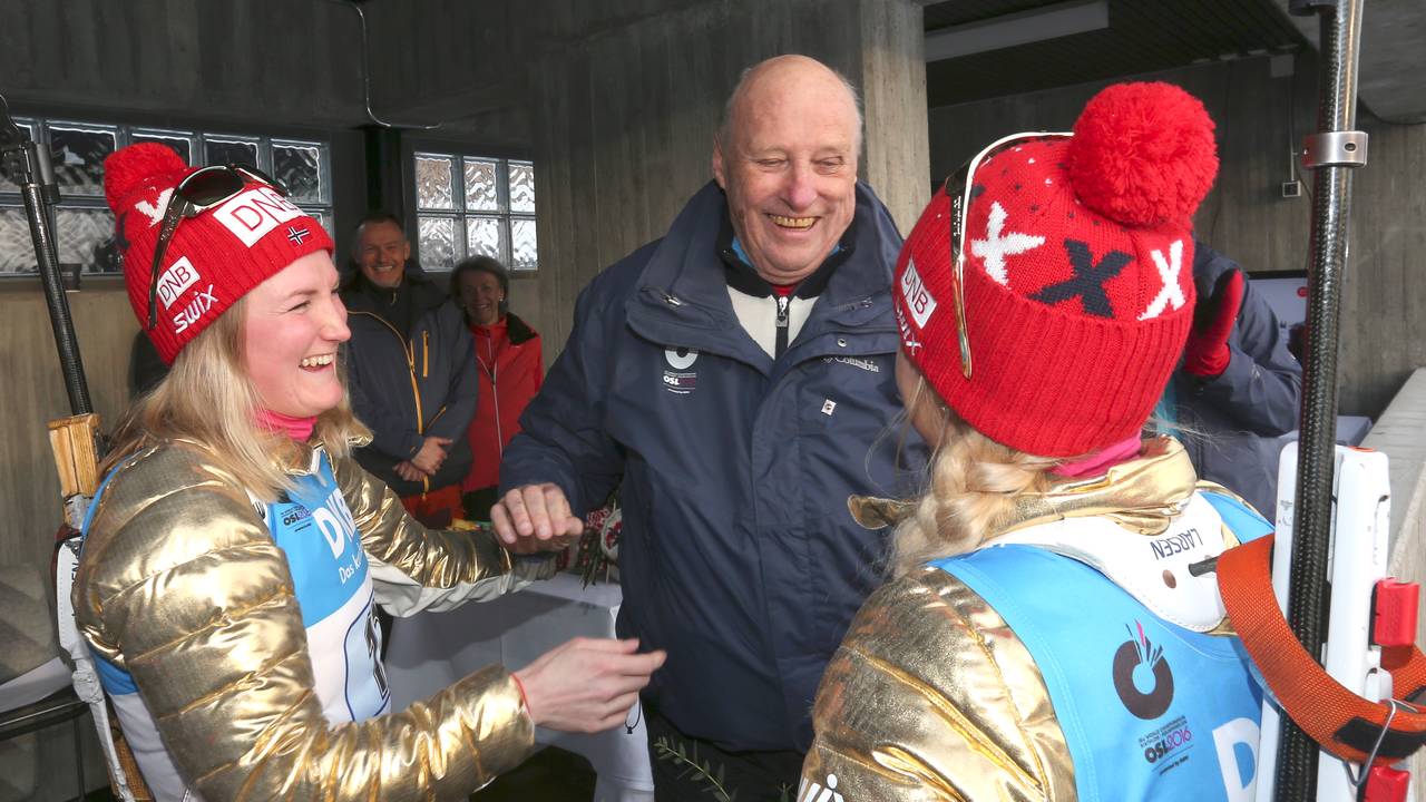 Kong Harald hilser på Marte Olsbu og Tiril Eckhoff (med ryggen til).