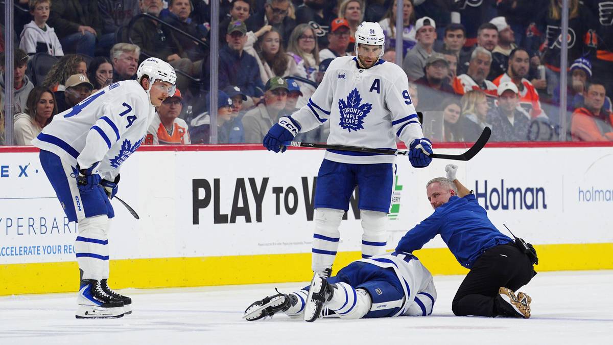 Drama i NHL: Spiller lå urørlig på isen etter hodesmell