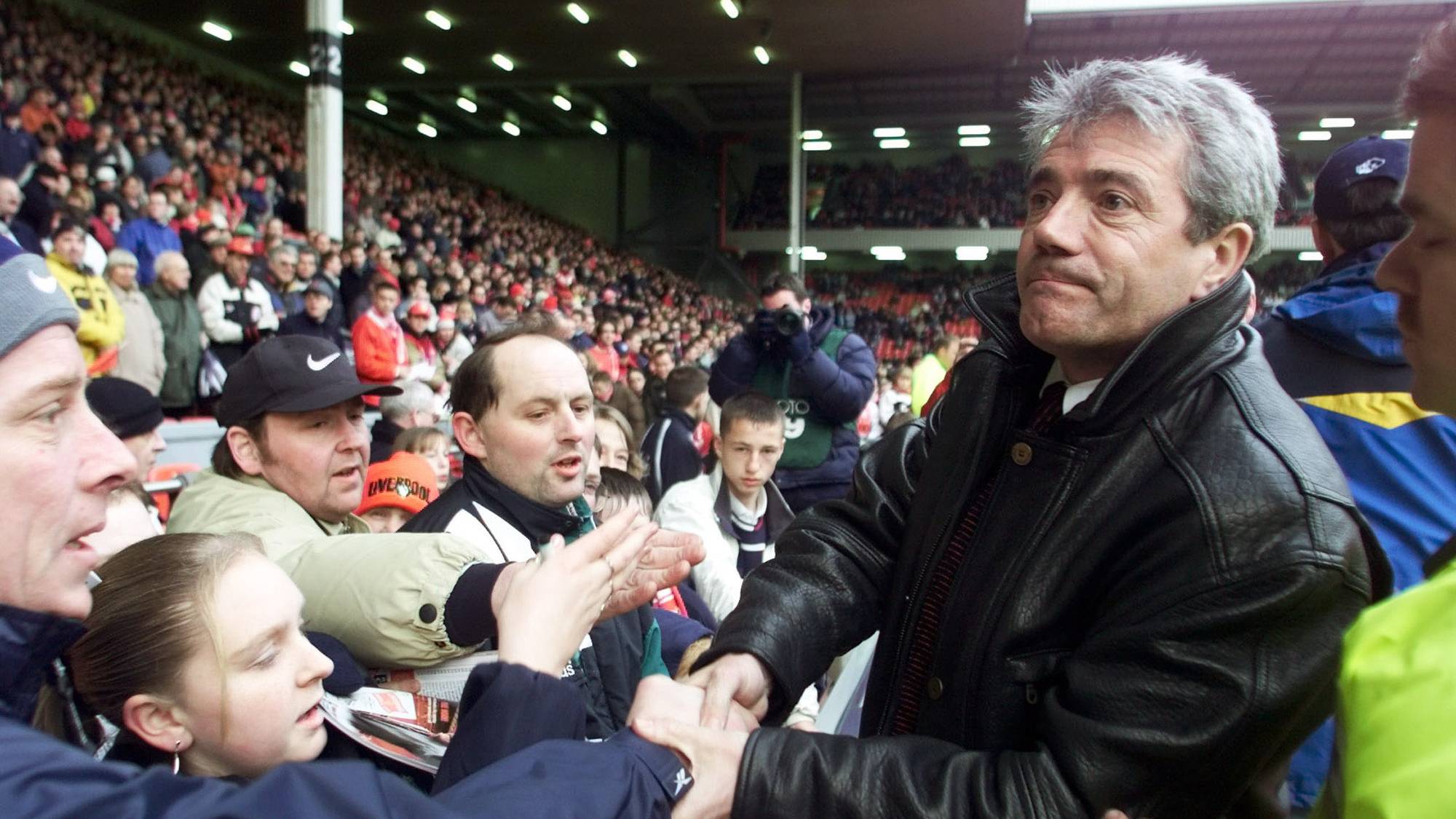 Kevin Keegan hilser på supportere fra tribunen på Anfield stadion. (Bildebeskrivelsen er laget av en KI-tjeneste)