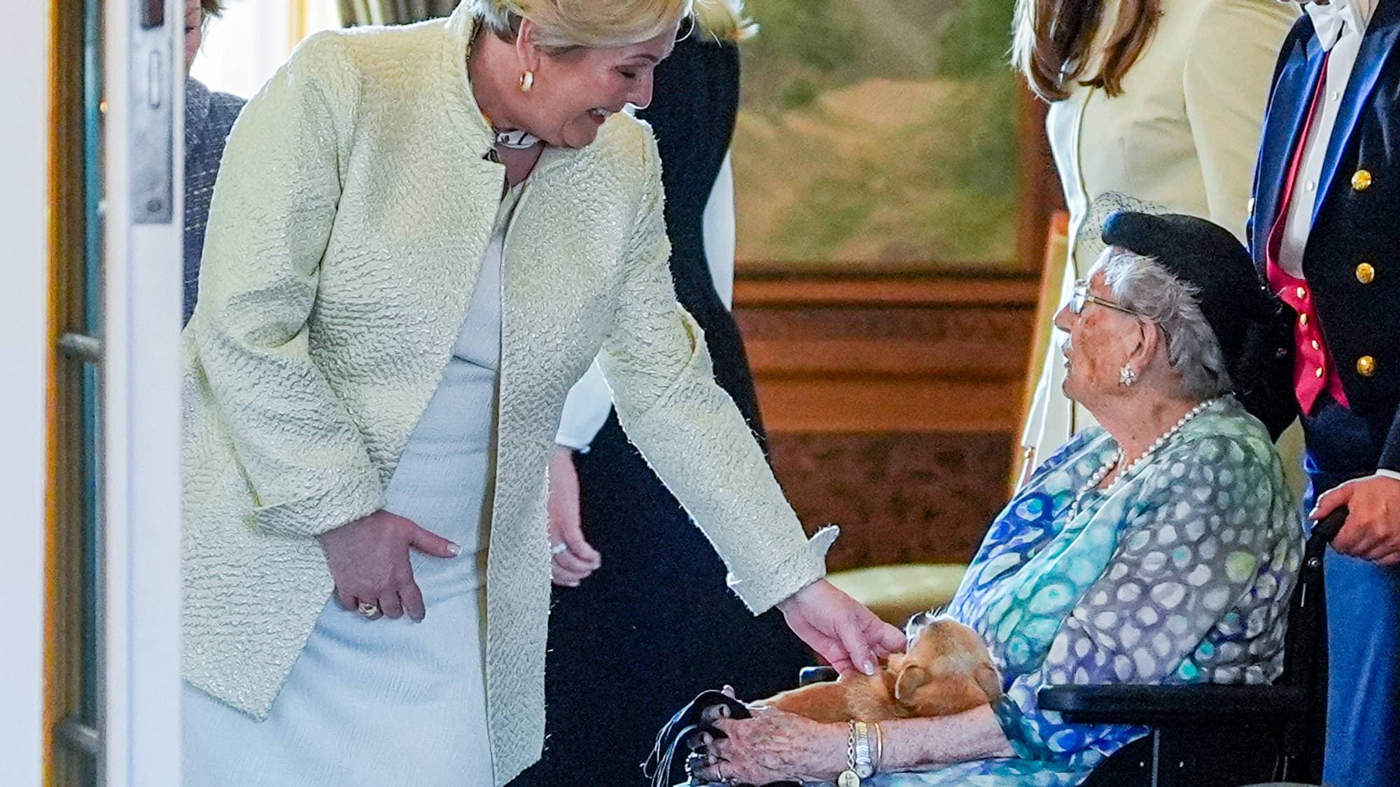 Prinsesse Astrid med hunden Wilma på fanget møter Islands president Halla Tómasdóttir.
