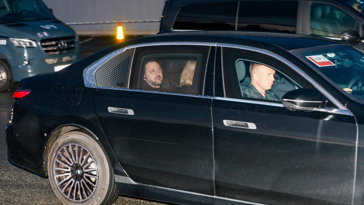 Zelenskyj har kommet til Norge Ukrainas president Volodymyr Zelenskyj landet litt før åtte i kveld på Oslo lufthavn, for å delta i kong Haralds gravferd onsdag.
Både Zelenskyj og hans kone Olena ble observert da de gikk av flyet av NTBs fotograf.
Ifølge en pressemelding skal han også ha samtaler med statsminister Jonas Gahr Støre tirsdag kveld.