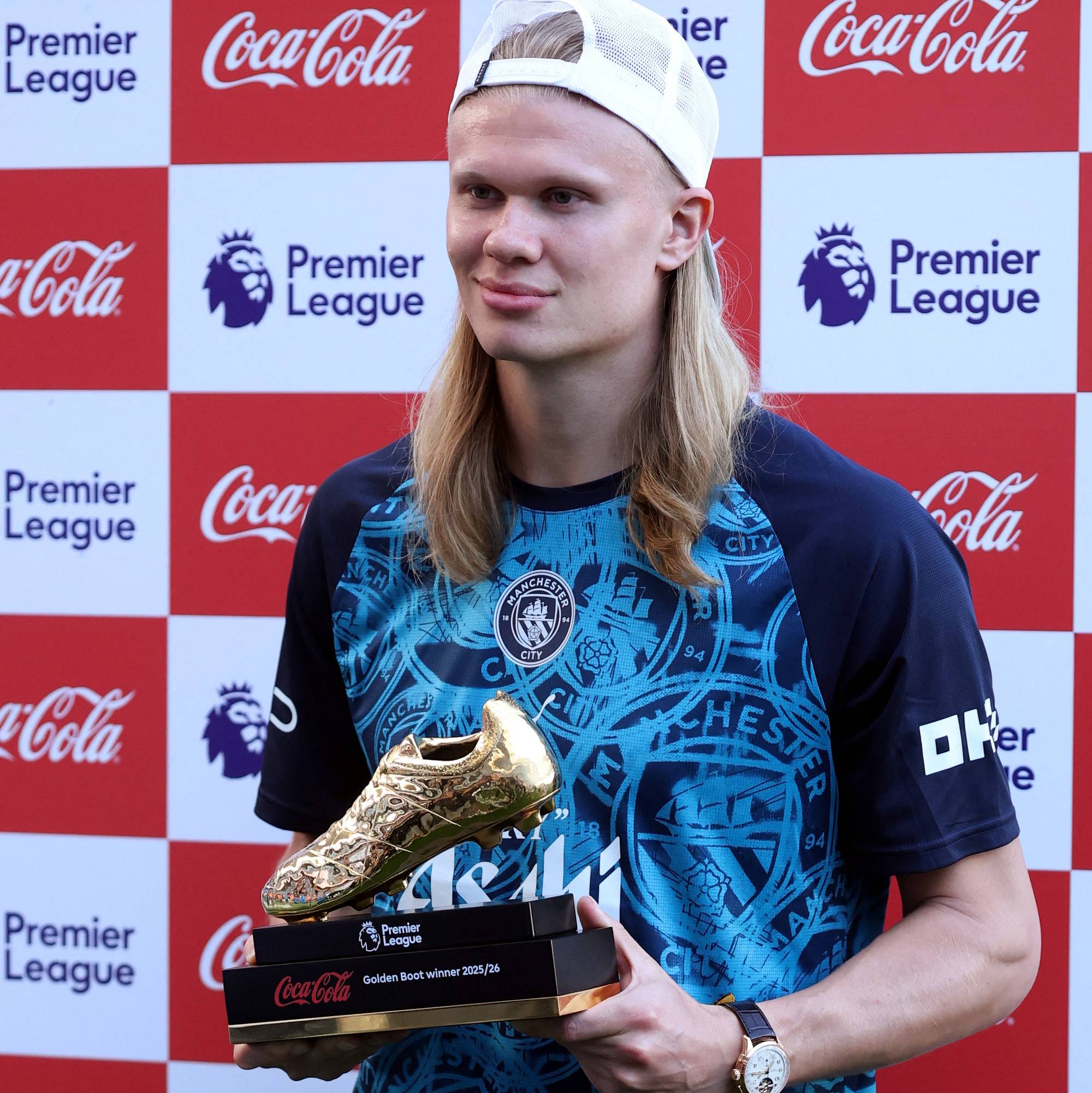 mann med caps og gullsko