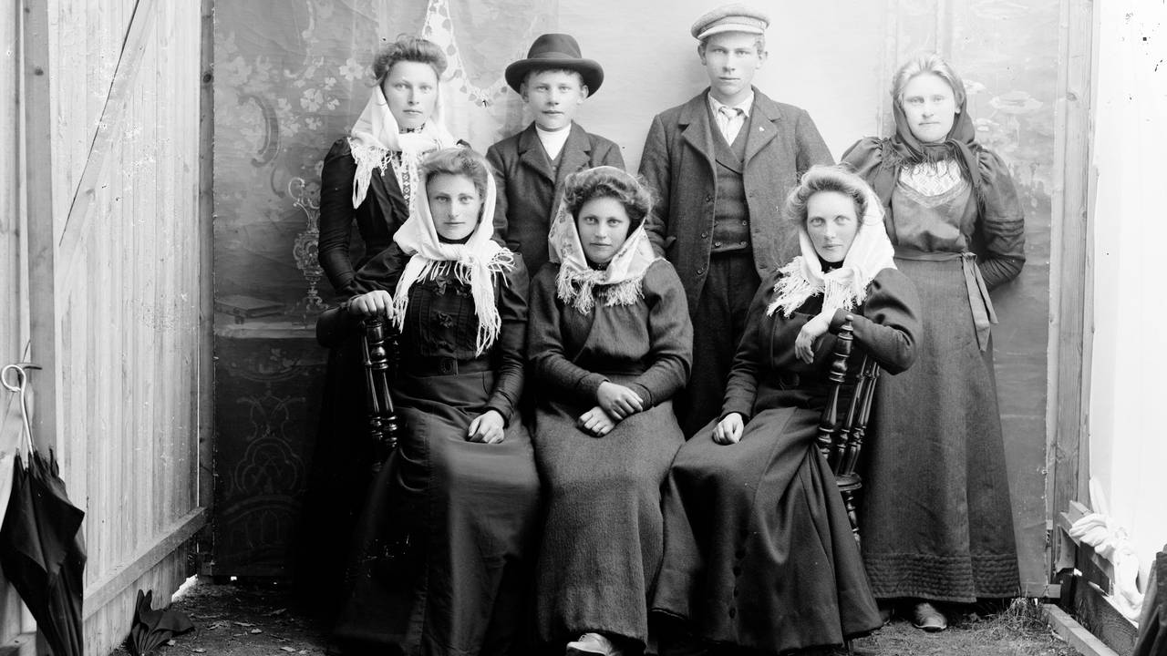 Et gruppebilde av vestlandsungdom fra rundt 1920.