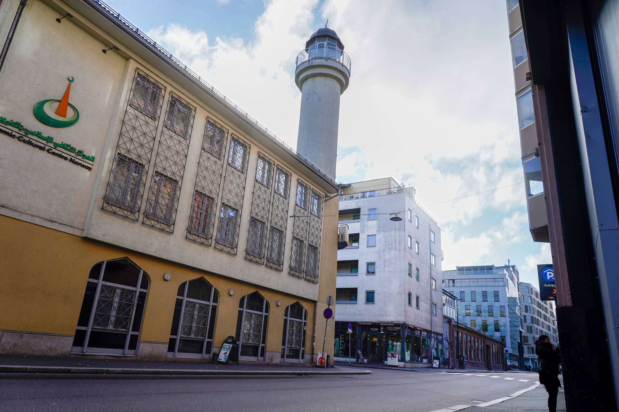 Islamic Cultural Centre Norway i Oslo med sin karakteristiske minaret i bymiljø. (Bildebeskrivelsen er laget av en KI-tjeneste)