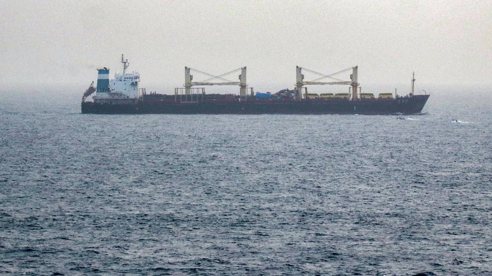 Et stort lasteskip seiler på havet under disige forhold. (Bildebeskrivelsen er laget av en KI-tjeneste)