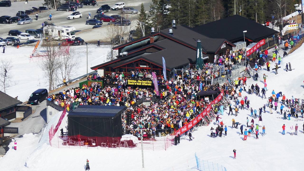 Afterskiområdet på Skistua i alpinanlegget i Hemsedal var fullt av festglade skiturister på ettermiddagen skjærtorsdag 2019.
