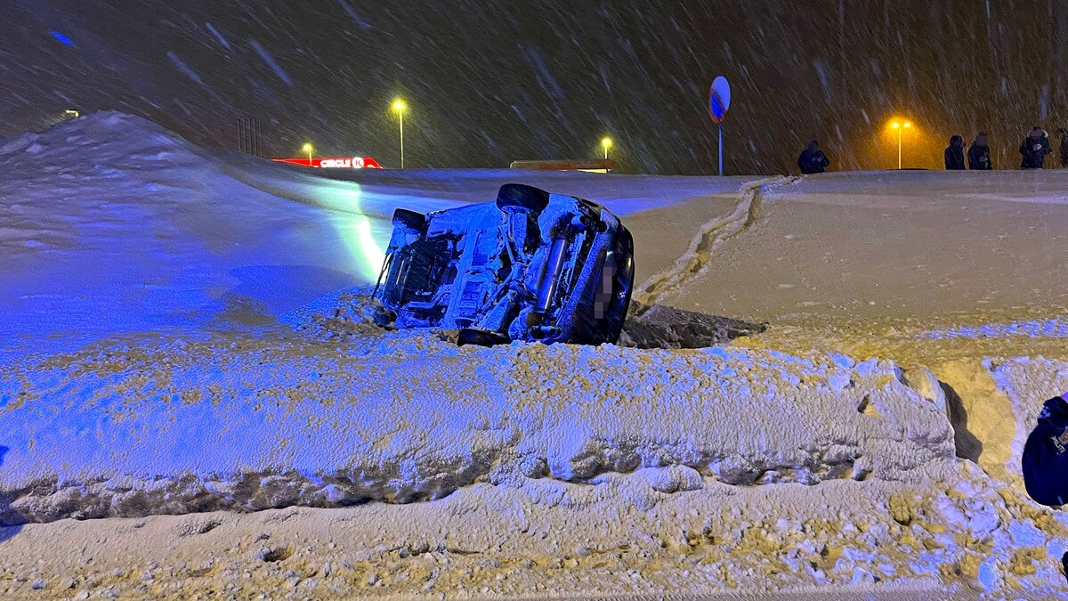E16 stengt etter ulykke i Hønefoss