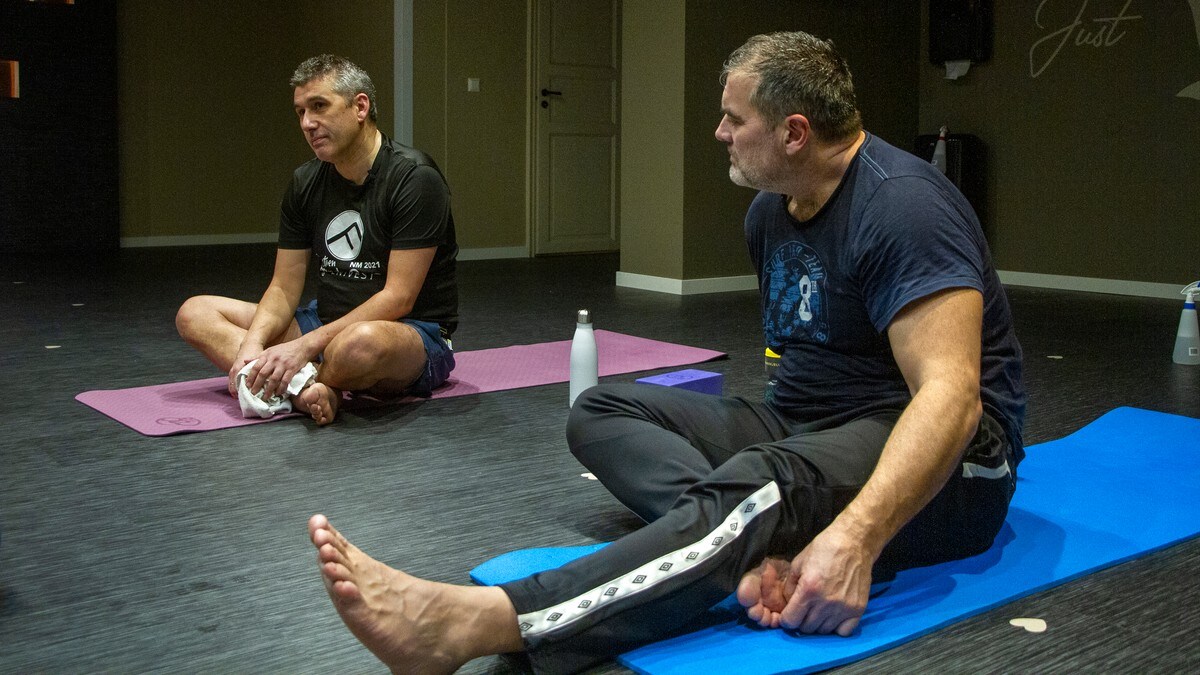 Mjukar opp med yoga for stive menn
