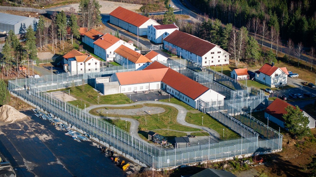 Barn bak lås og slå