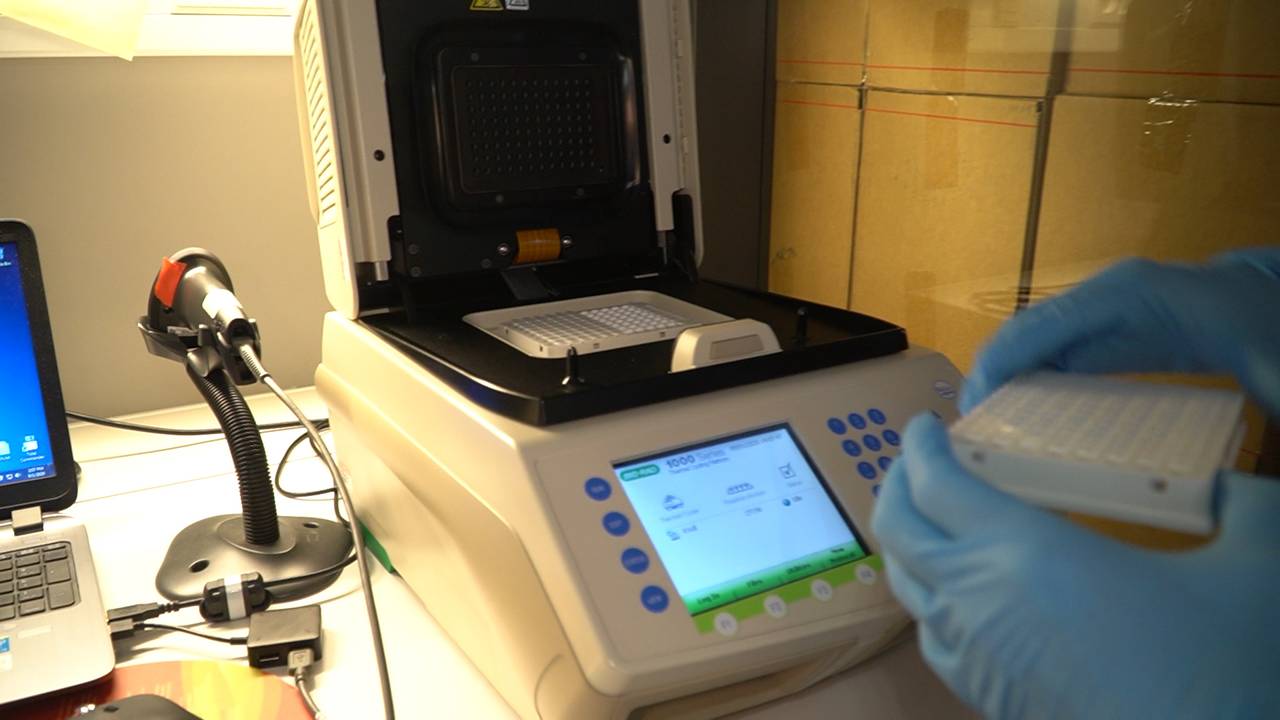 En PCR-maskin analyserer prøver for Covid19 ved mikrobiologisk laboratorium ved Nordlandssykehuset i Bodø.