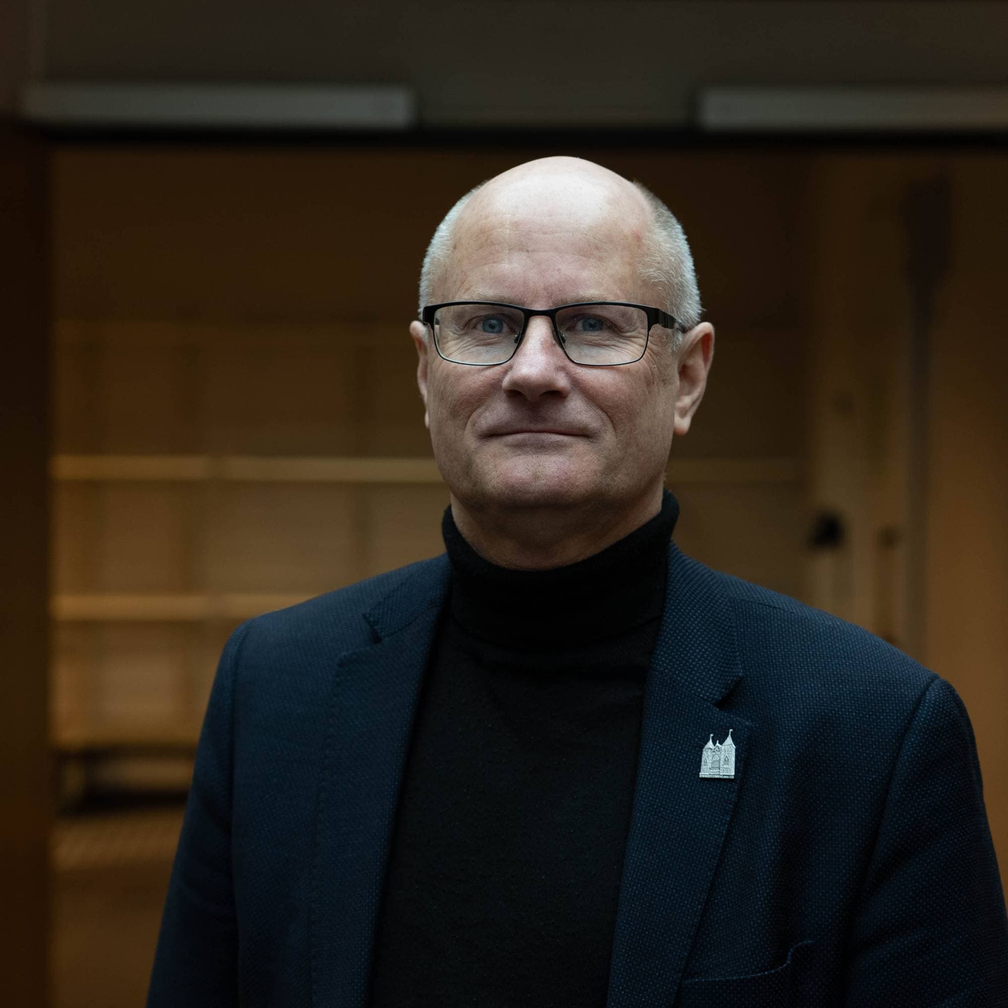 en mann med briller (Bildebeskrivelsen er laget av en KI-tjeneste)