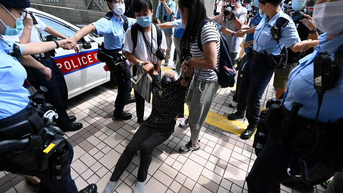 Avisleiarar møtte i retten i Hongkong
