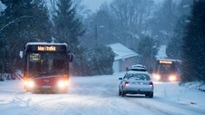 SNØFALL: Bussene fikk problemer i hovedstadsområdet i morges. I morgen blir det bar asfalt igjen.