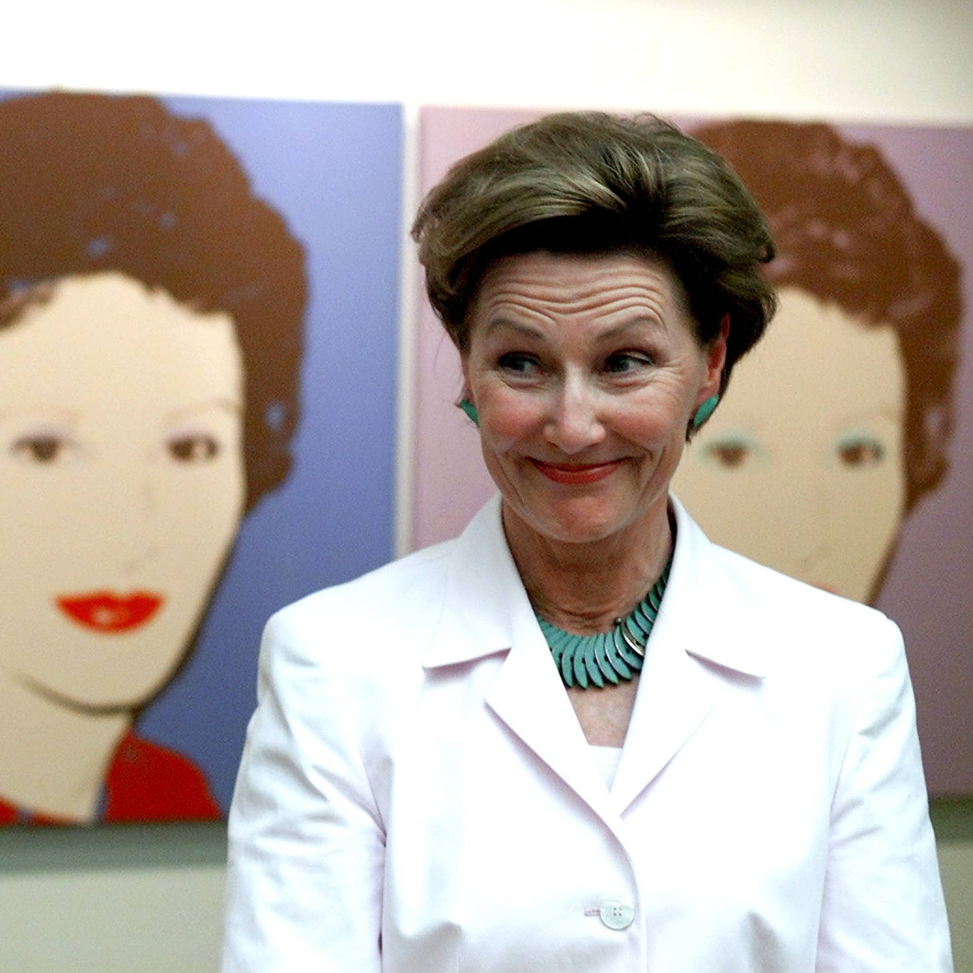 Dronning Sonja foran portrettet Andy Warhol har laget av henne