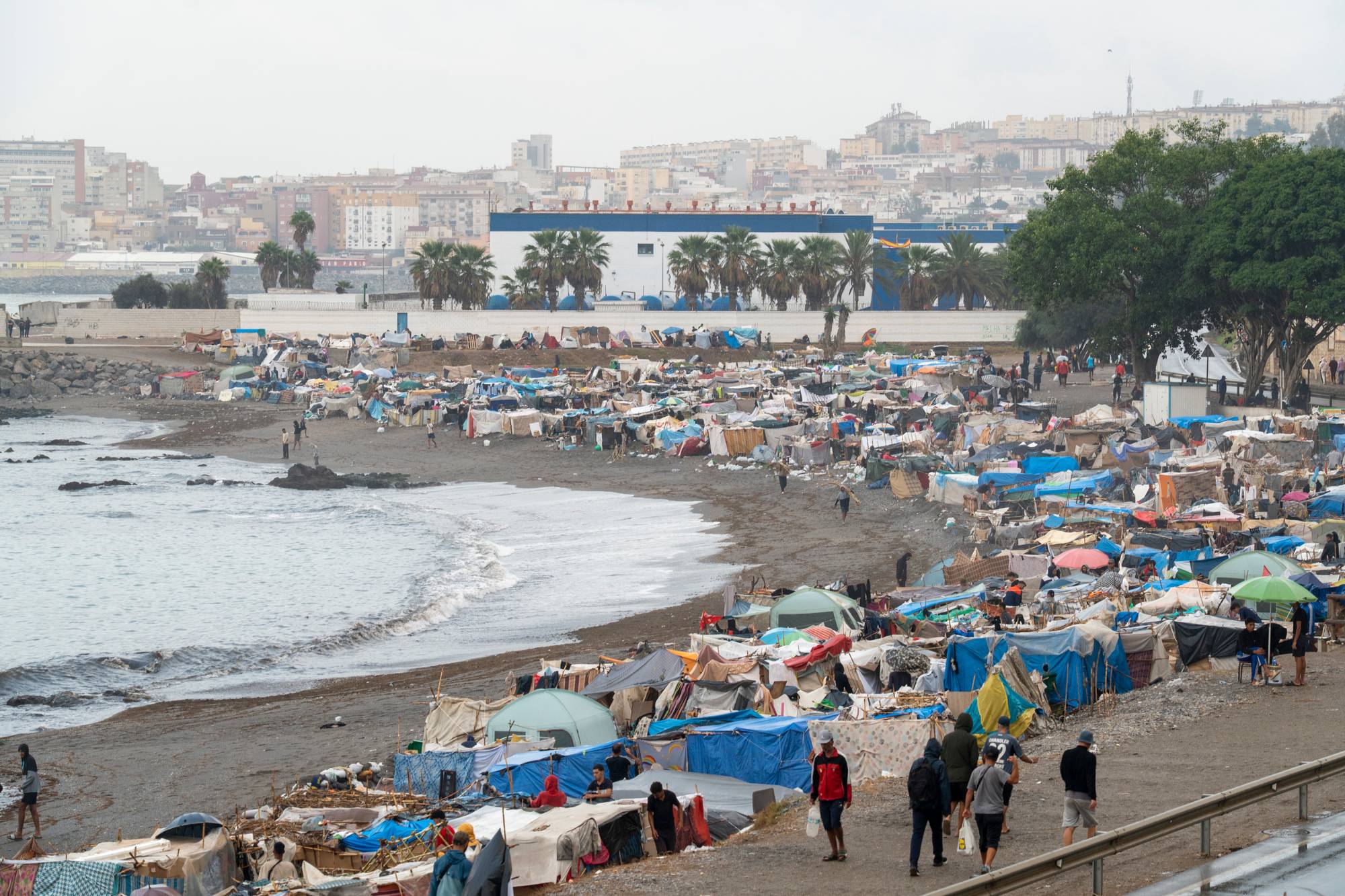 Mange folk på en strand i Ceuta