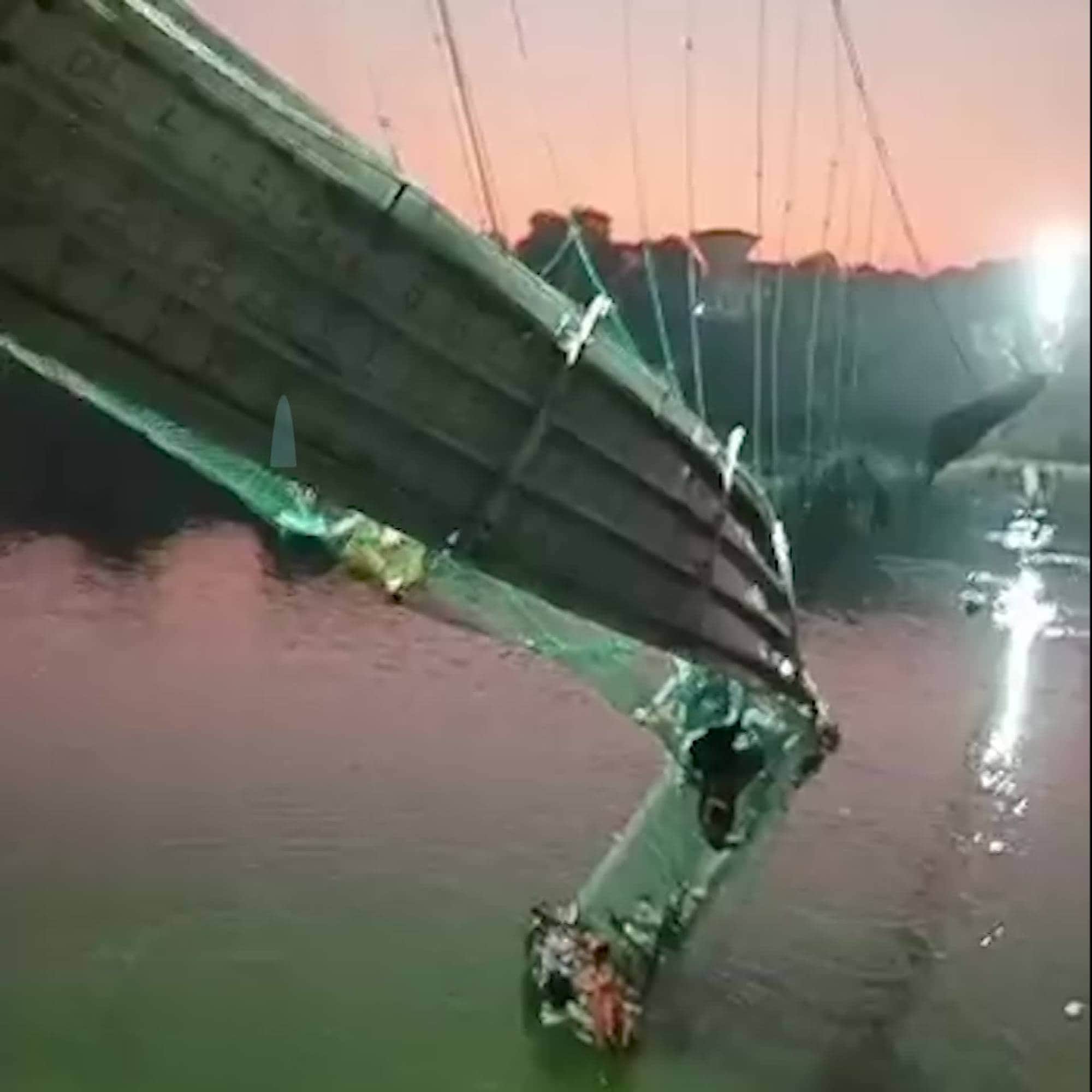 Мост рухнул в американском штате мэриленд. Обрушение моста. Обрушение вантового моста в Индии.