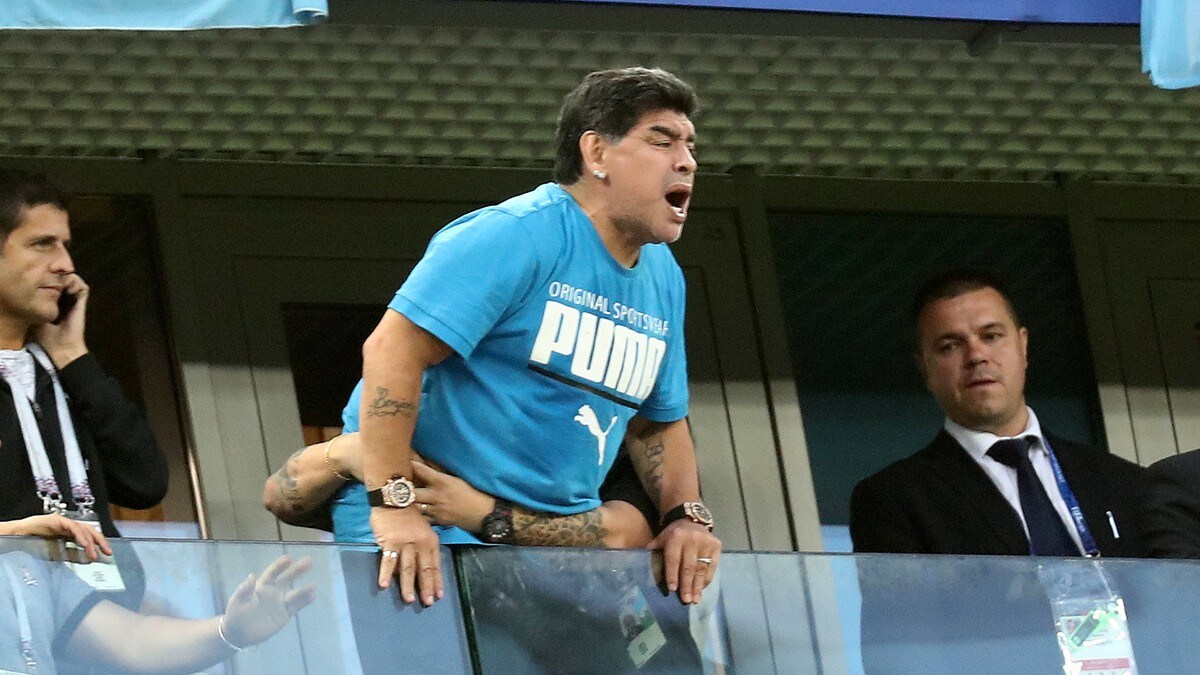 Legen anbefalte Maradona å dra – ble værende og viste fingeren