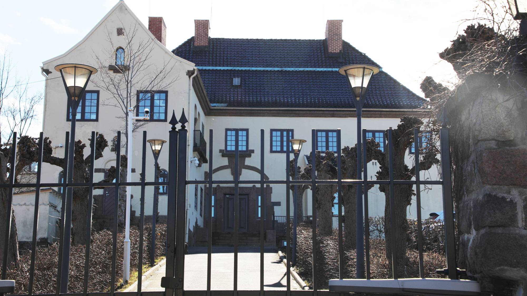 et hus med gjerde rundt (Bildebeskrivelsen er laget av en KI-tjeneste)