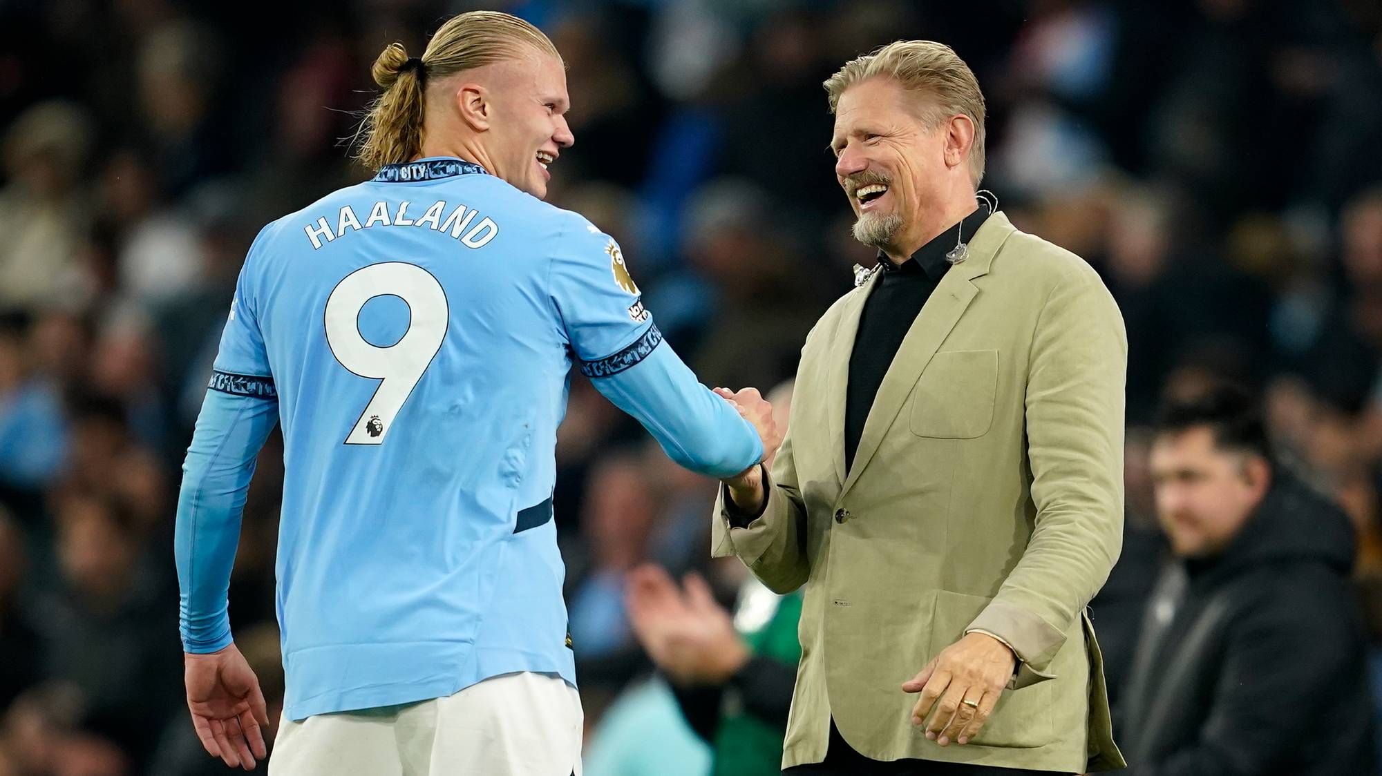 en mann og en kvinne i sportsuniformer