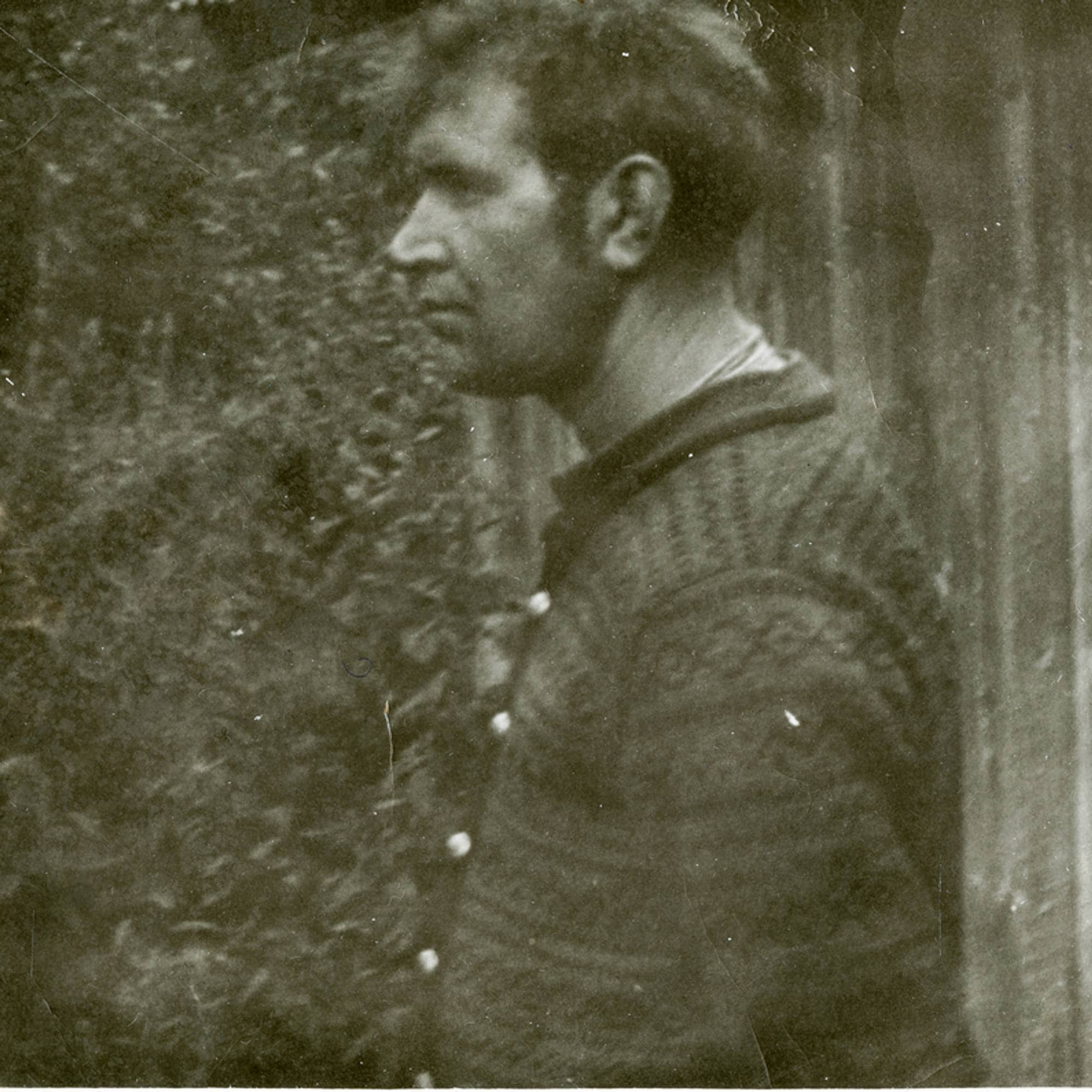Bilde av Rolf Erling Knutsen i profil. han har på seg strikkajakke med knapper.