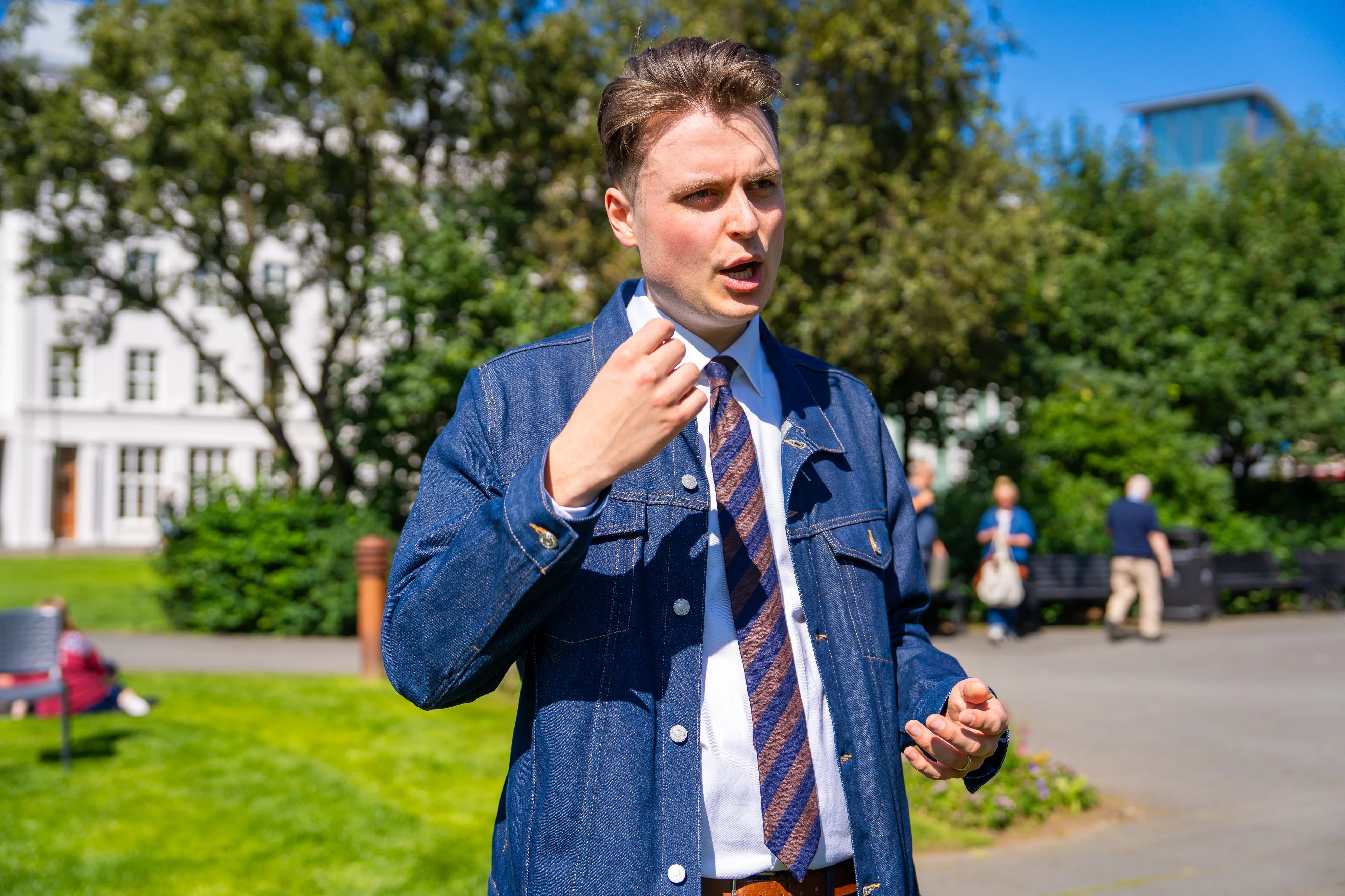 en mann i dress og slips (Bildebeskrivelsen er laget av en KI-tjeneste)