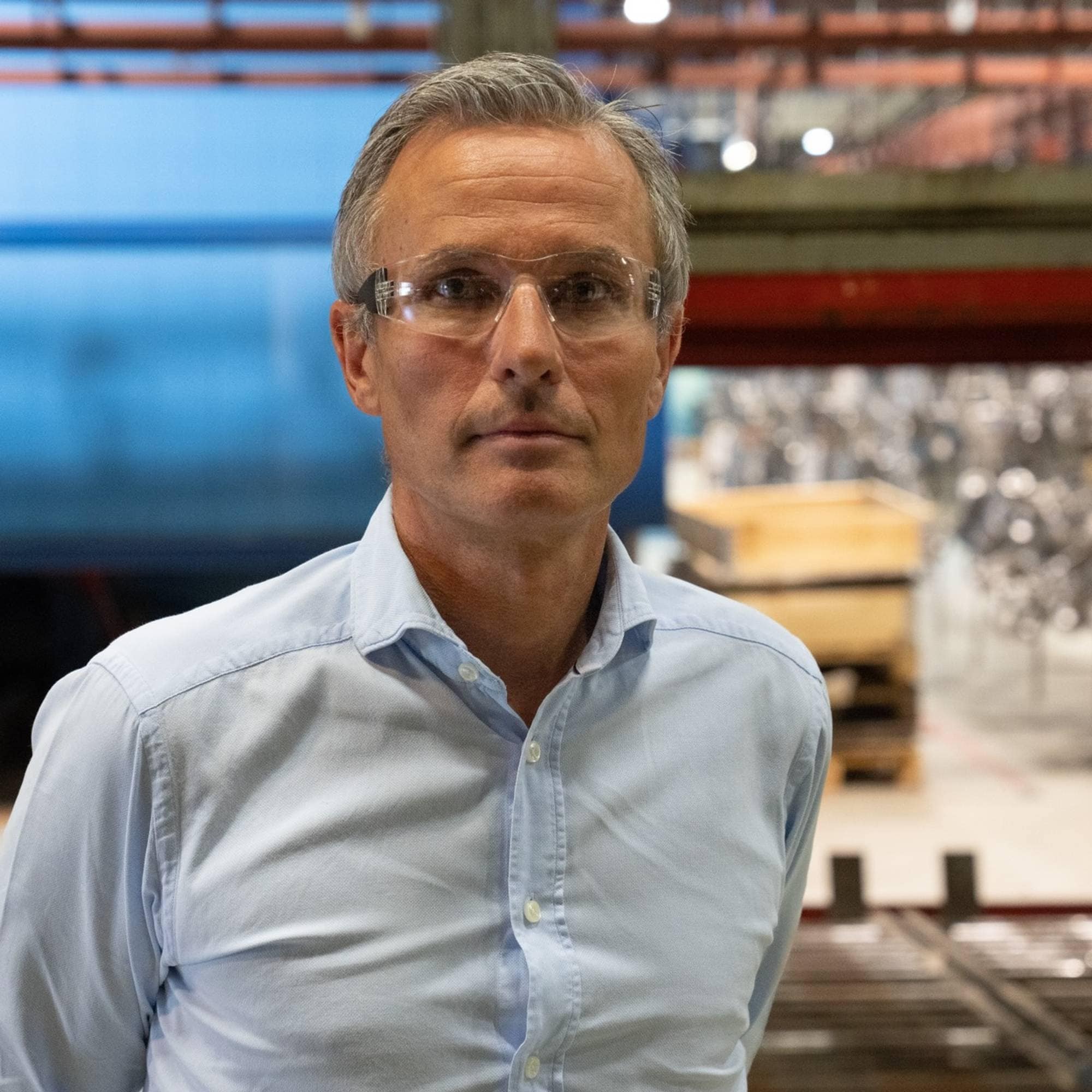 Direktør ved Ulefos Jernværk, Martin Sagen, inne i produksjonslokalene. 