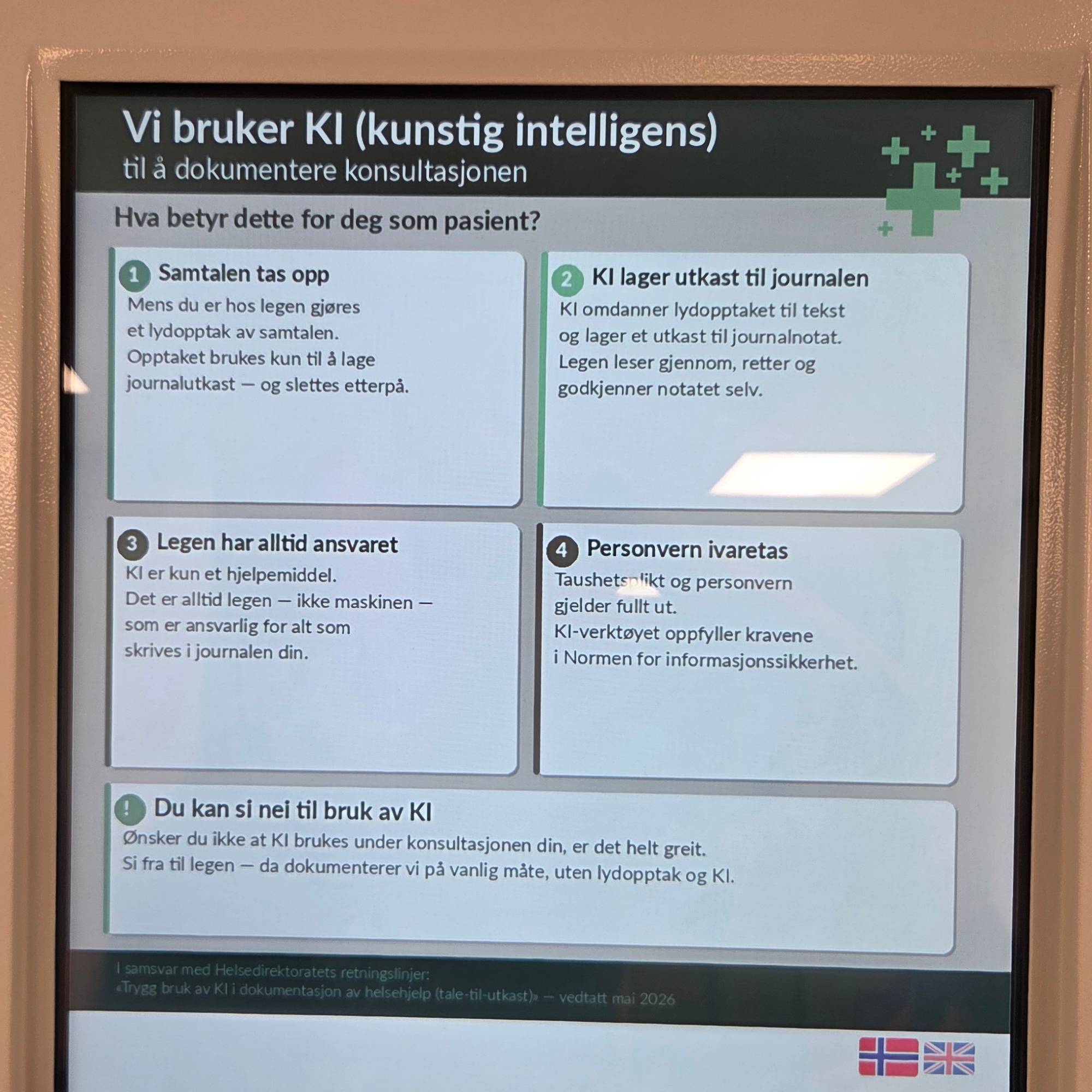 Registreringsautomaten ved et legekontor. På skjermen står det informasjon om hvordan legekontoret bruker KI.