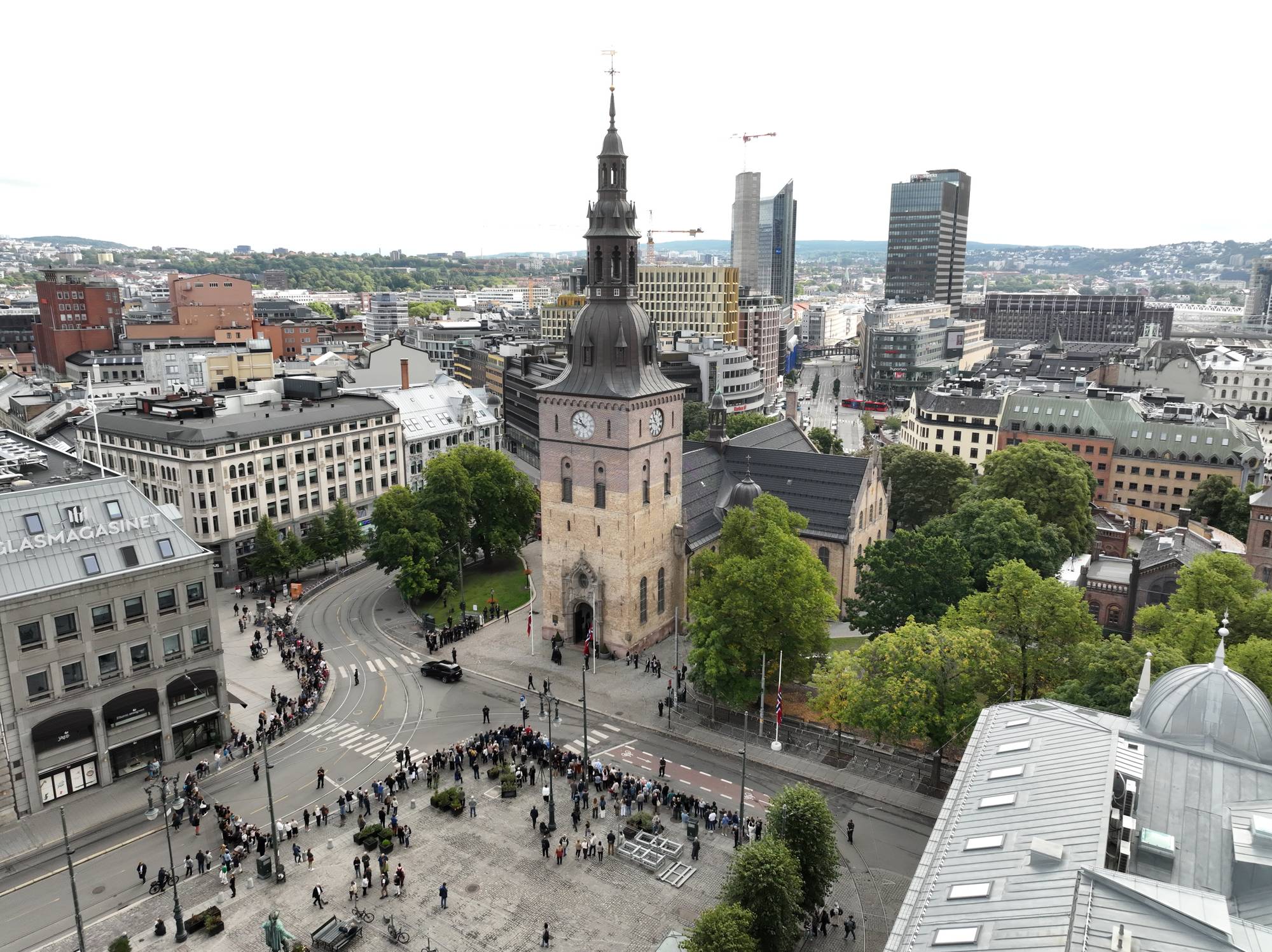 Dronebilder over Oslo Domkirke ved sørgegudstjeneste Kong Harald V 