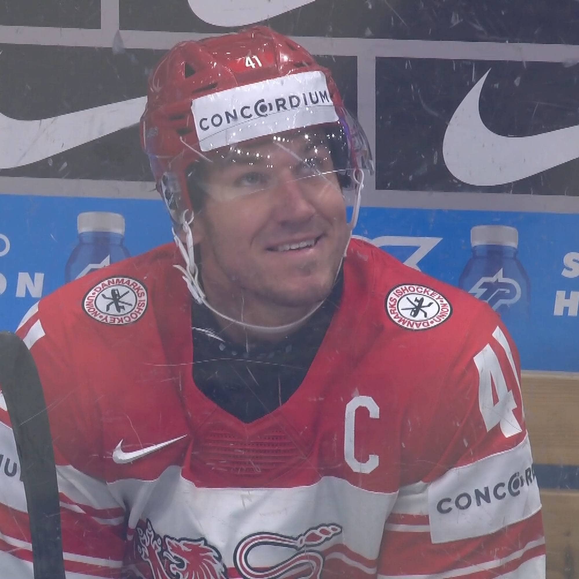 Dansk ishockeyspiller smiler