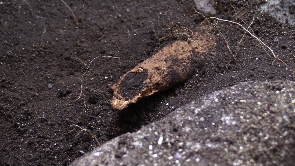 Har funnet både pilspiss og benrester i antatt vikinggrav under bolighus