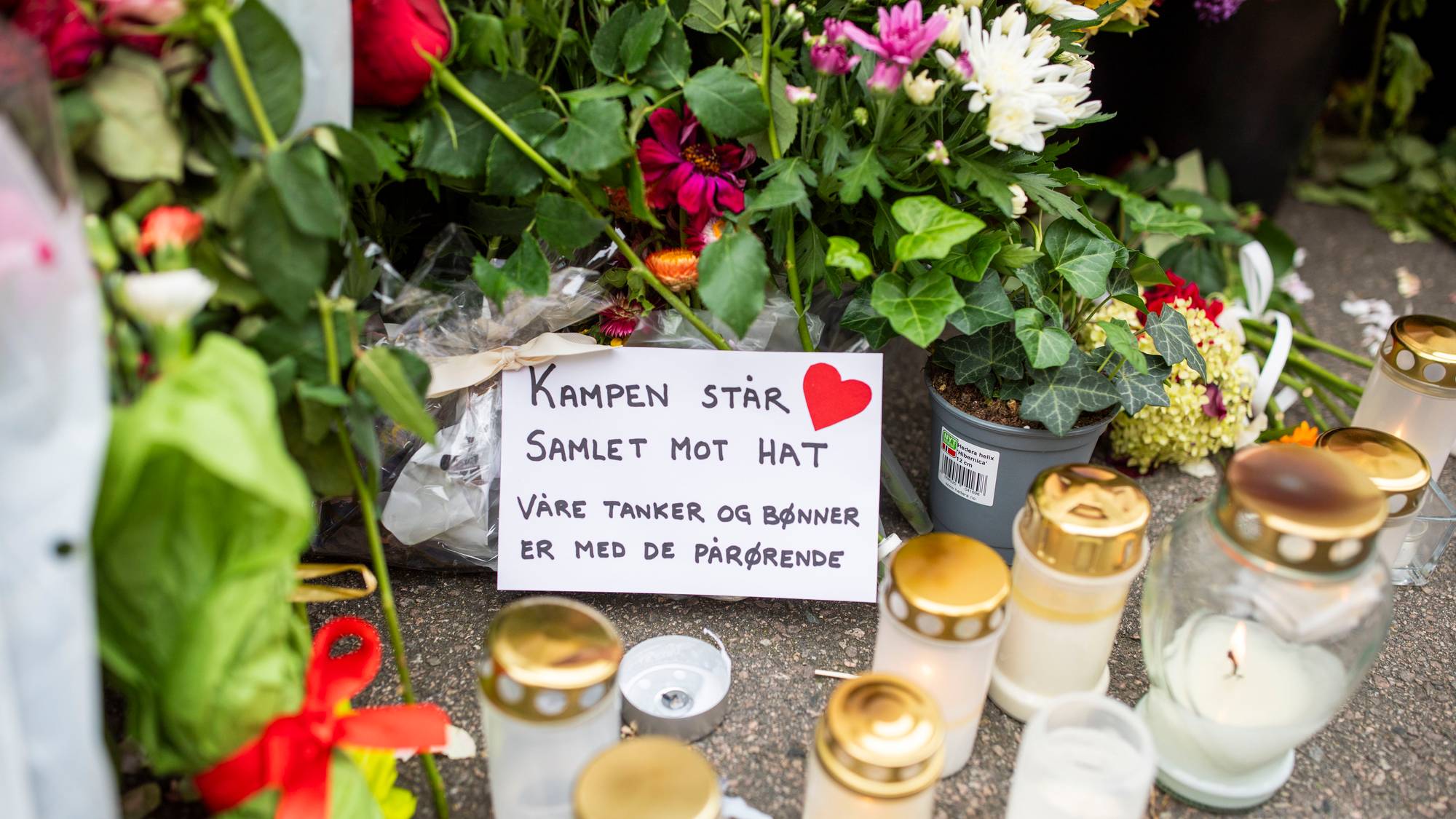 et skilt ved siden av en blomsterbukett