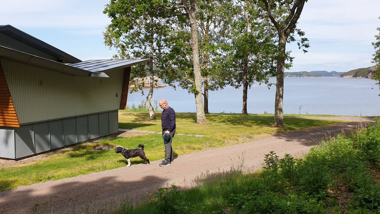 Veien forbi den såkalte Fiskehytta. Yxney. Kjell Christian Ulrichsen og hunden hans.