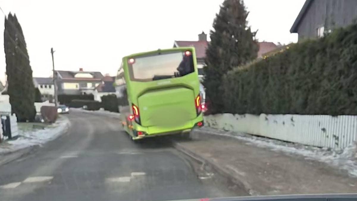 Kjører buss på fortauet langs skoleveien: – Tragisk