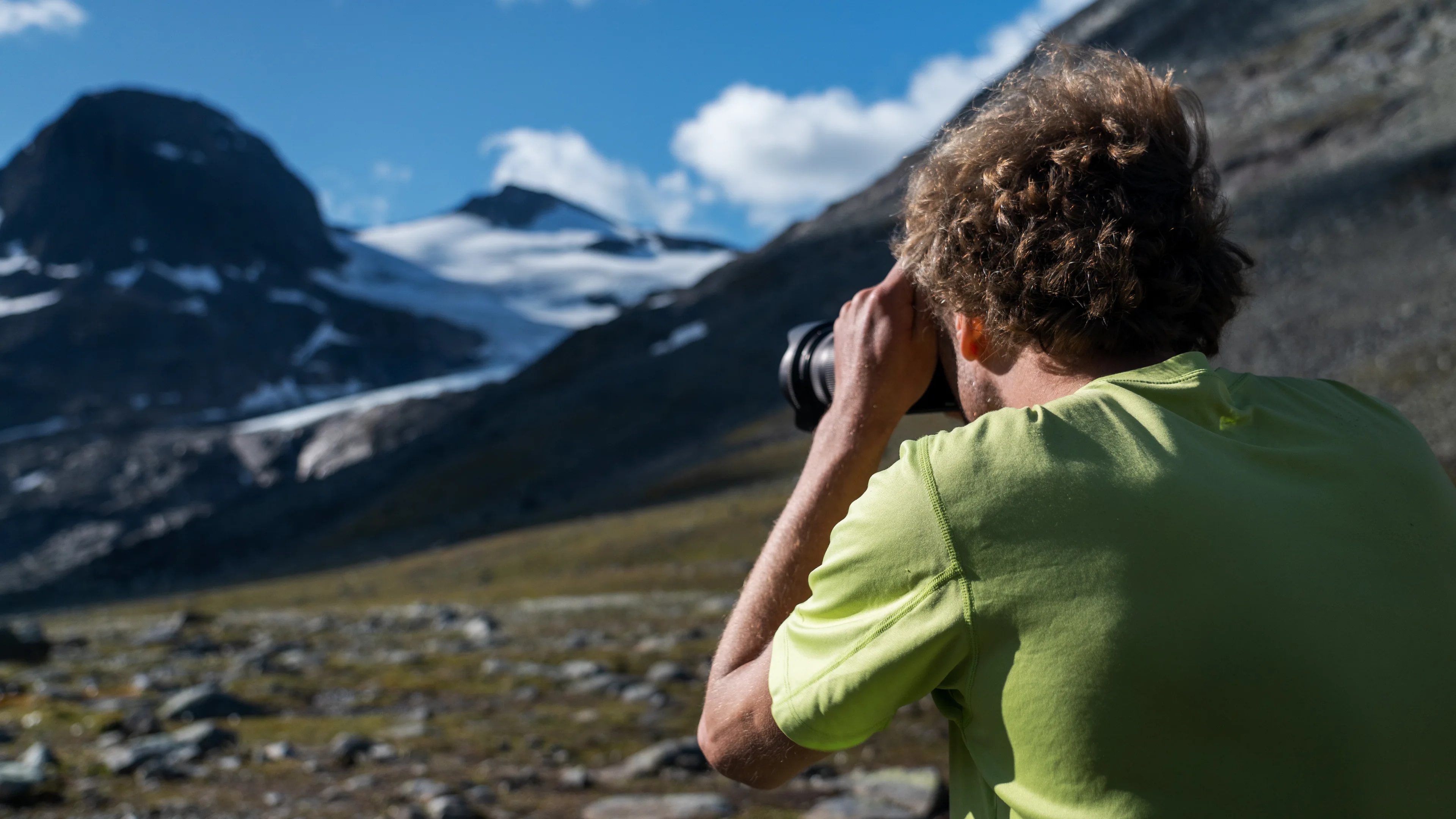 En mann tar bilde av en isbre
